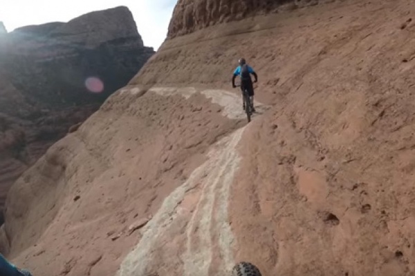 Practicando ciclismo de montaña por la "White Line" de Sedona (Arizona)