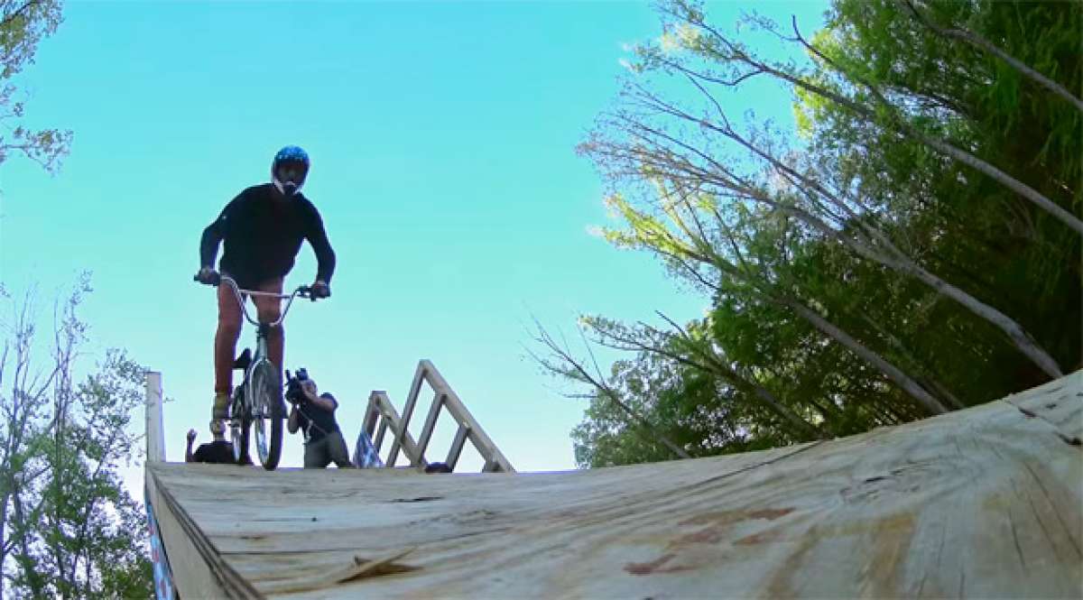 Jed Mildon haciendo el primer cuádruple 'backflip' de la historia sobre una BMX