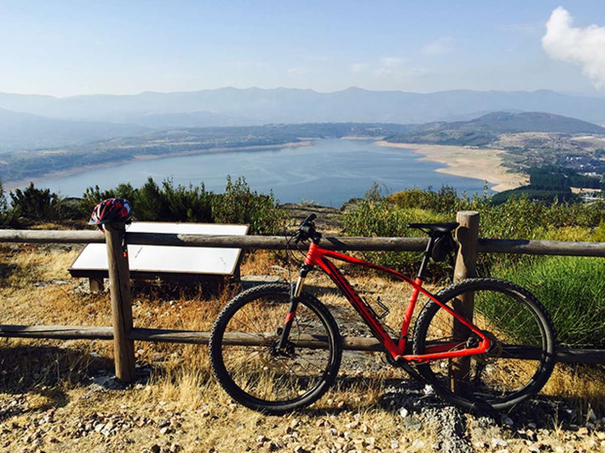 La foto del día en TodoMountainBike: 'Sobre el pantano de Bárcena'