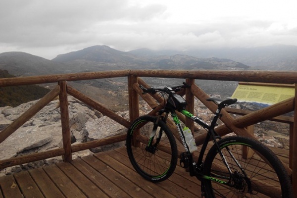 La foto del día en TodoMountainBike: "Peña De Los Buitres entre nubes"