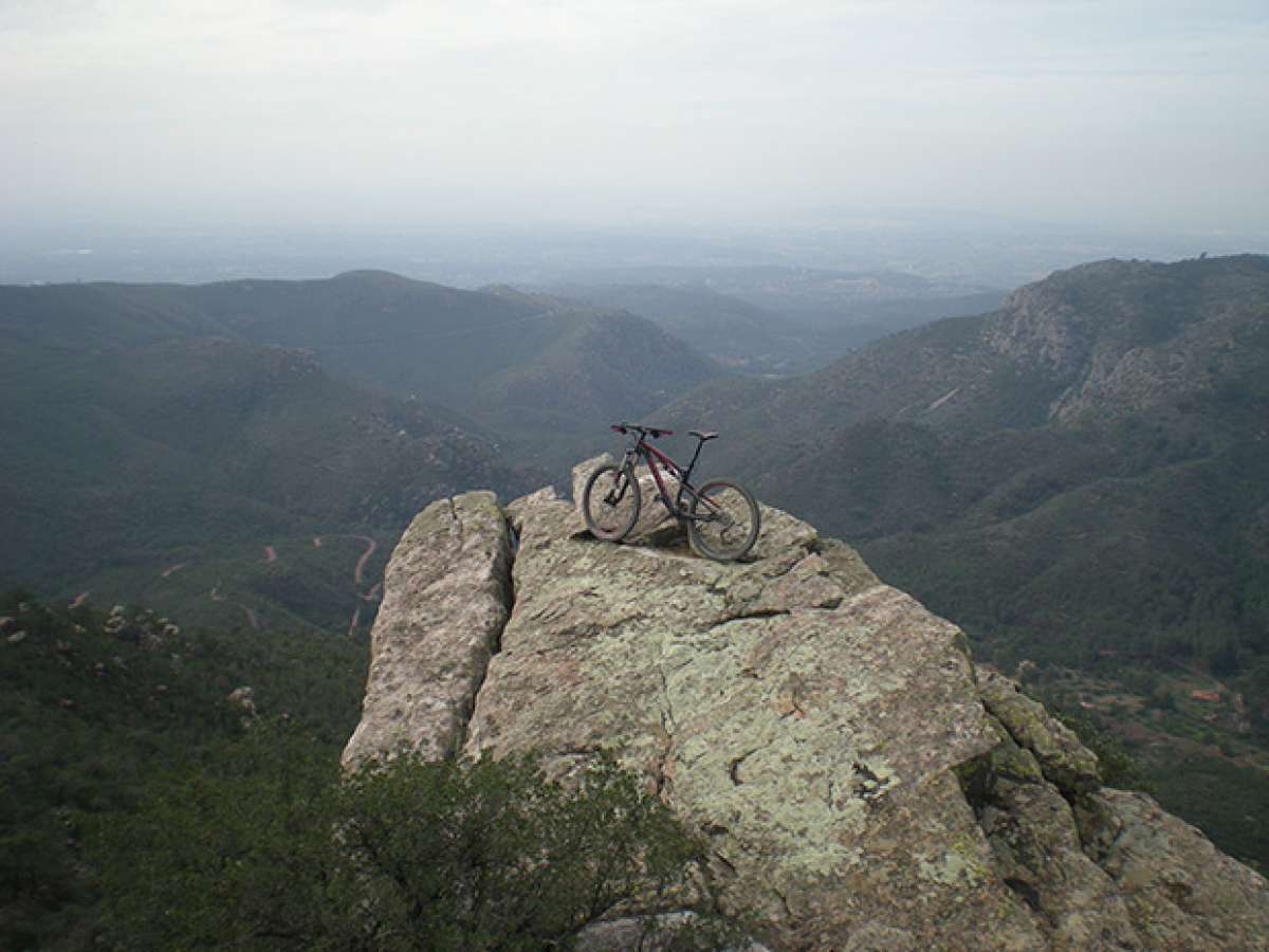 La foto del día en TodoMountainBike: 'Asomada al vacío'