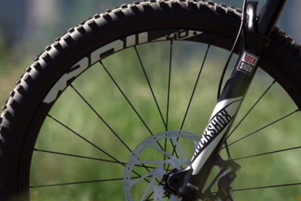 Las nuevas horquillas RockShox Lyrik y RockShox Yari de 2016 en acción