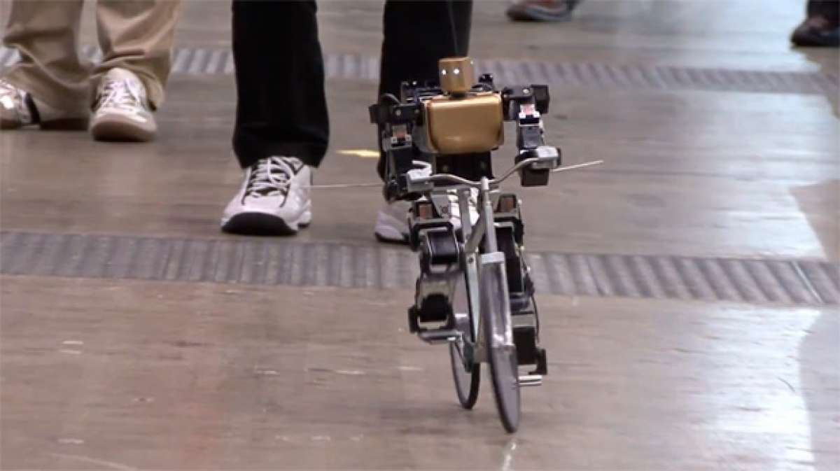 Así pedalea el primer robot ciclista del mundo