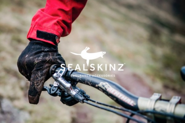 La prendas impermeables de Sealskinz, ya disponibles en España gracias a Bike Office