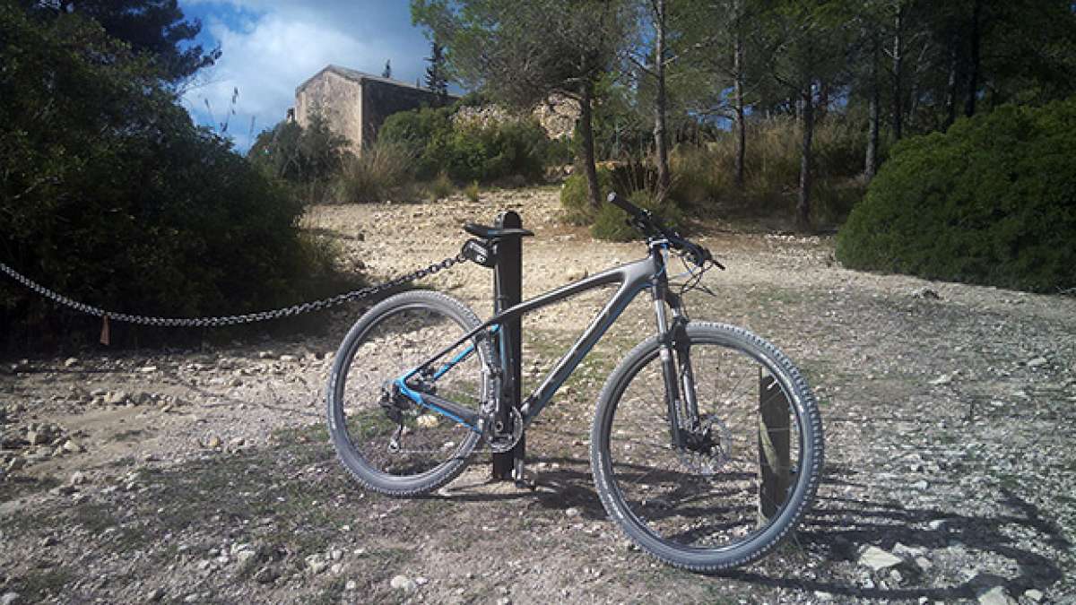 La foto del día en TodoMountainBike: 'A las puertas de un pueblo olvidado'