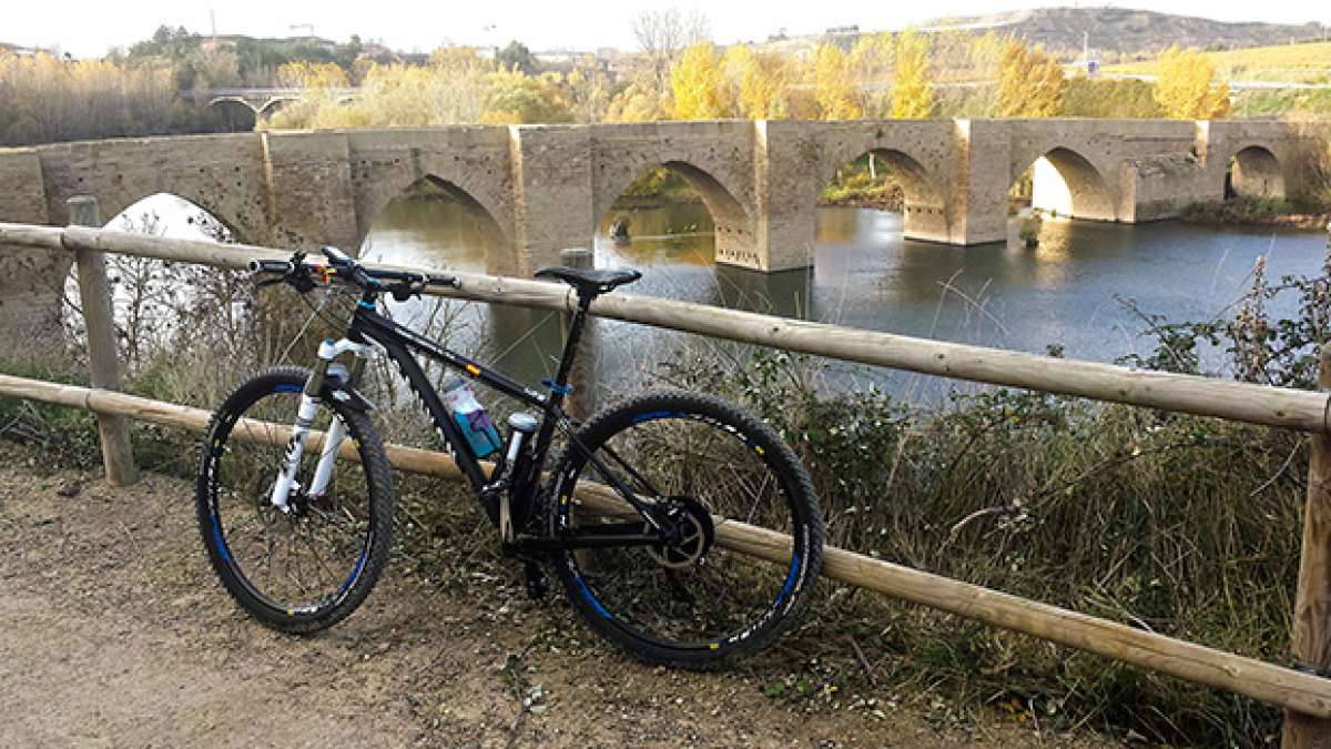 La foto del día en TodoMountainBike: 'Otoño en La Rioja junto al Puente de Briñas'