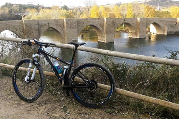 La foto del día en TodoMountainBike: "Otoño en La Rioja junto al Puente de Briñas"