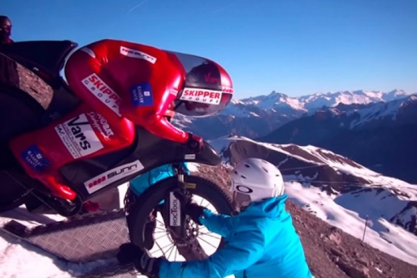 A 223 km/h, el nuevo récord de velocidad sobre una bicicleta del "Barón Rojo"