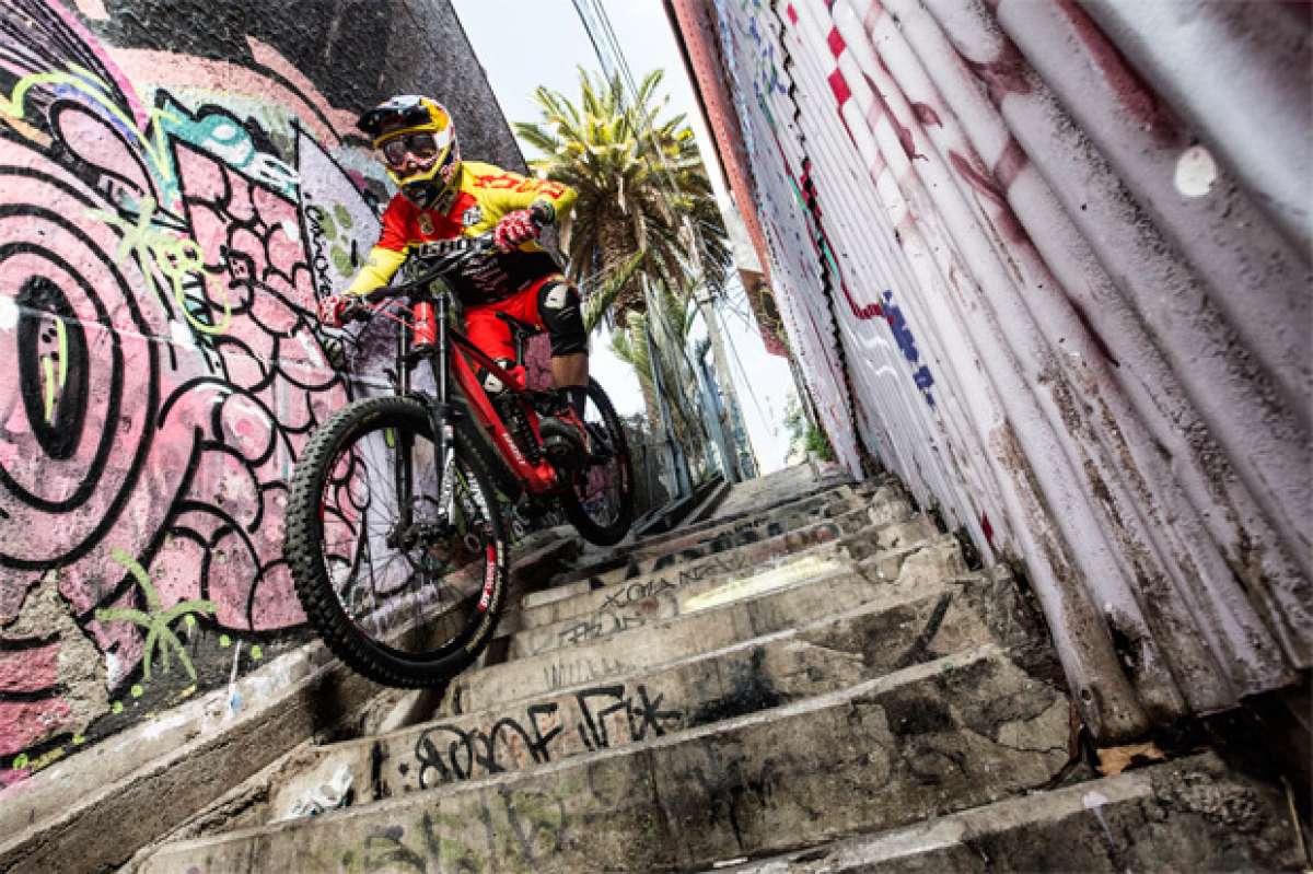 En TodoMountainBike: Red Bull Valparaíso Cerro Abajo 2015, el resumen de esta espectacular competición de DH urbano