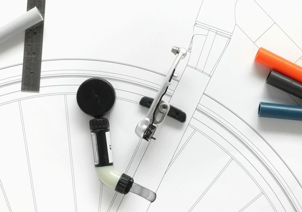 NEO, un foco electromagnético para iluminar nuestras rutas sin preocuparnos por la batería