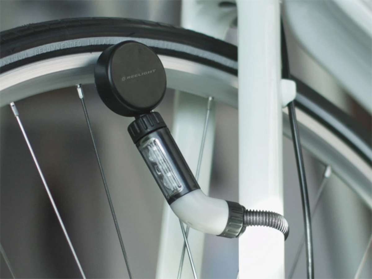 NEO, un foco electromagnético para iluminar nuestras rutas sin preocuparnos por la batería