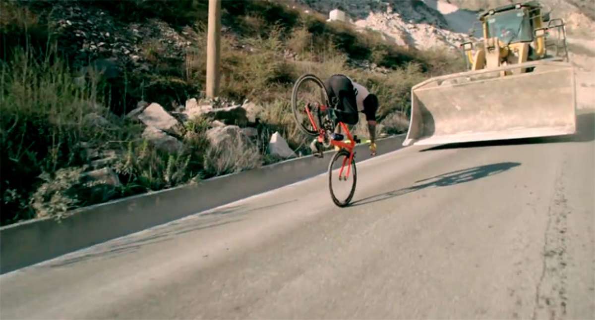 'Road Bike Freestyle Extended Edition', la espectacular técnica de Vittorio Brumotti sobre una bicicleta de carretera