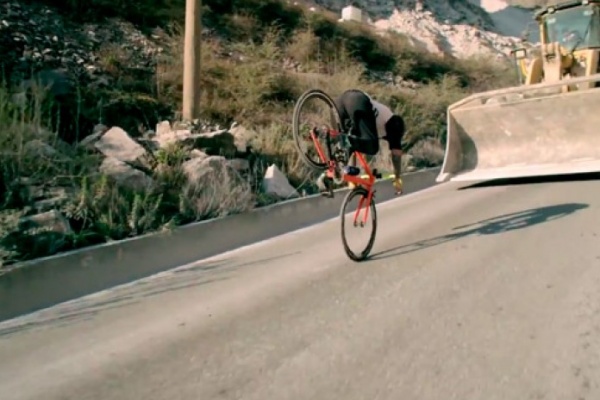 "Road Bike Freestyle Extended Edition", la espectacular técnica de Vittorio Brumotti sobre una bicicleta de carretera