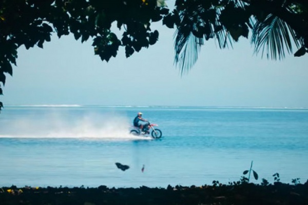 ¿Surfear con una moto de motocross? Robbie Maddison lo ha hecho
