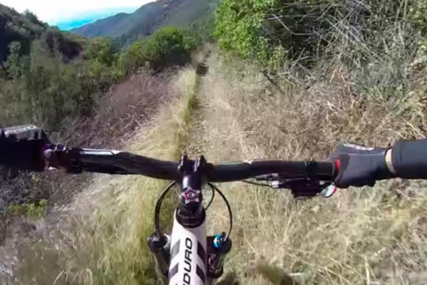 Rodando con Anneke Beerten por el Joplin Trail de California