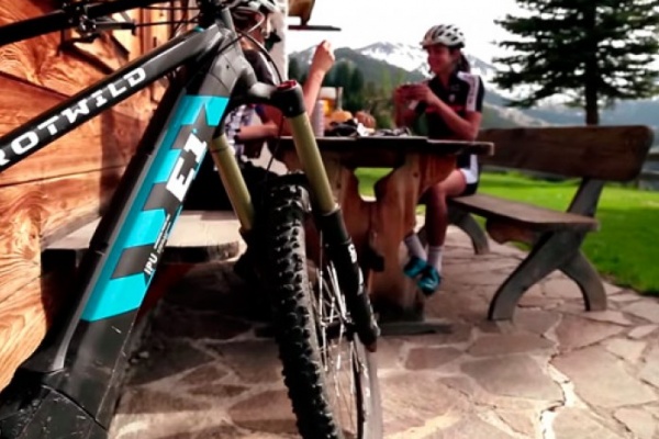 La avanzada gama de bicicletas eléctricas Rotwild e-MTB en acción