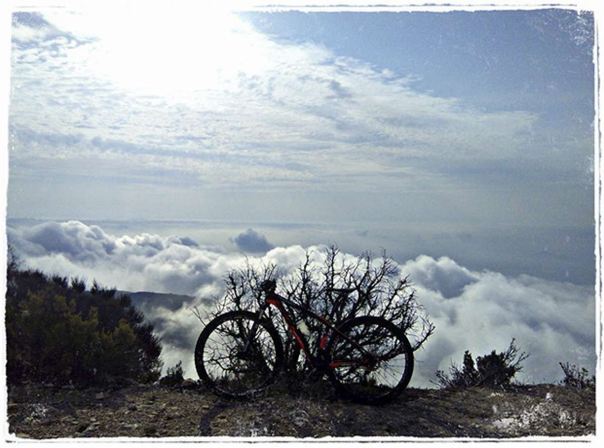 La foto del día en TodoMountainBike: 'Rozando las nubes'