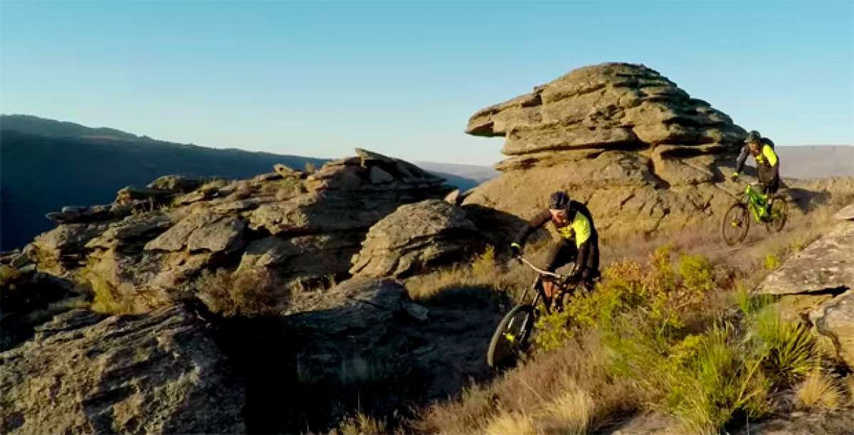 Descubriendo las "rutas del oro" de Nueva Zelanda con Fabien Barel y Sam Hill