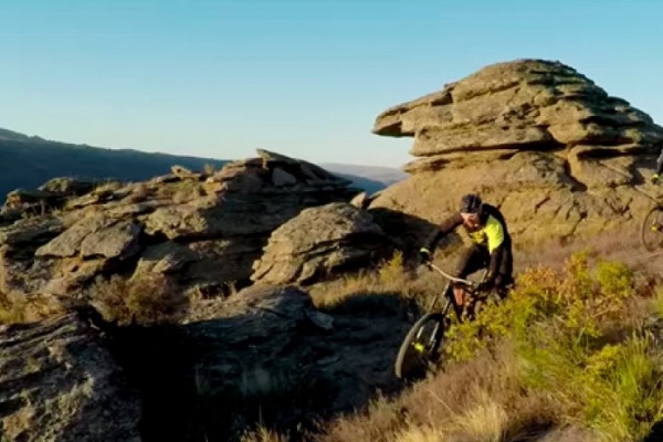 Descubriendo las "rutas del oro" de Nueva Zelanda con Fabien Barel y Sam Hill