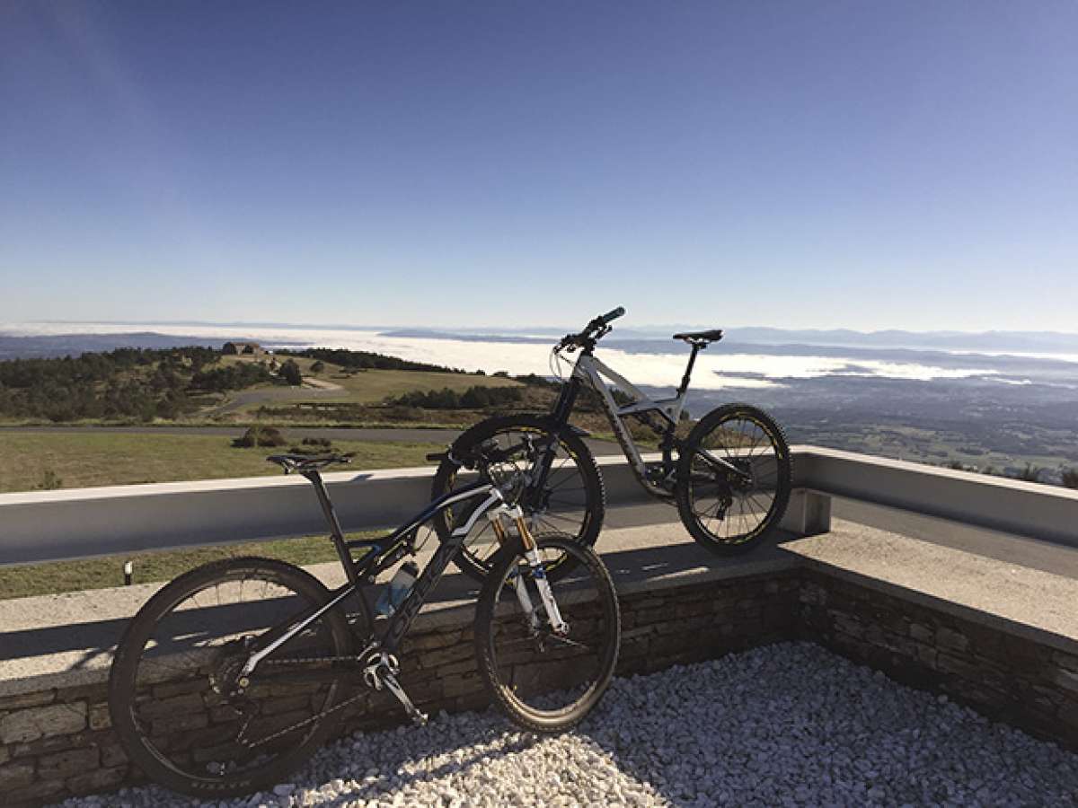 La foto del día en TodoMountainBike: 'Huyendo de la niebla'