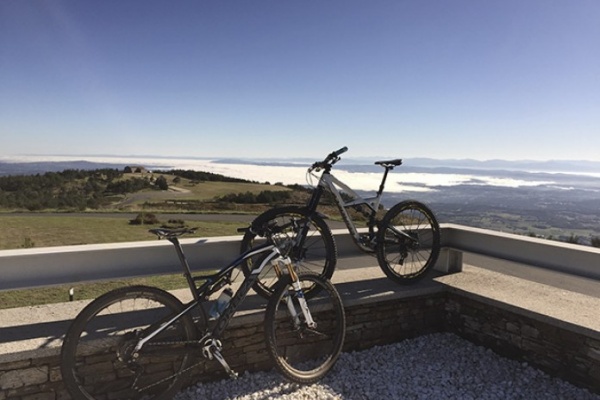 La foto del día en TodoMountainBike: "Huyendo de la niebla"