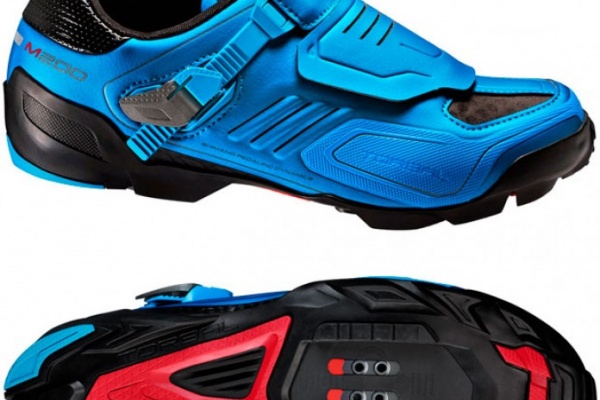 Nueva edición en azul para las zapatillas Shimano M200 y los pedales Shimano XTR M990 y M995