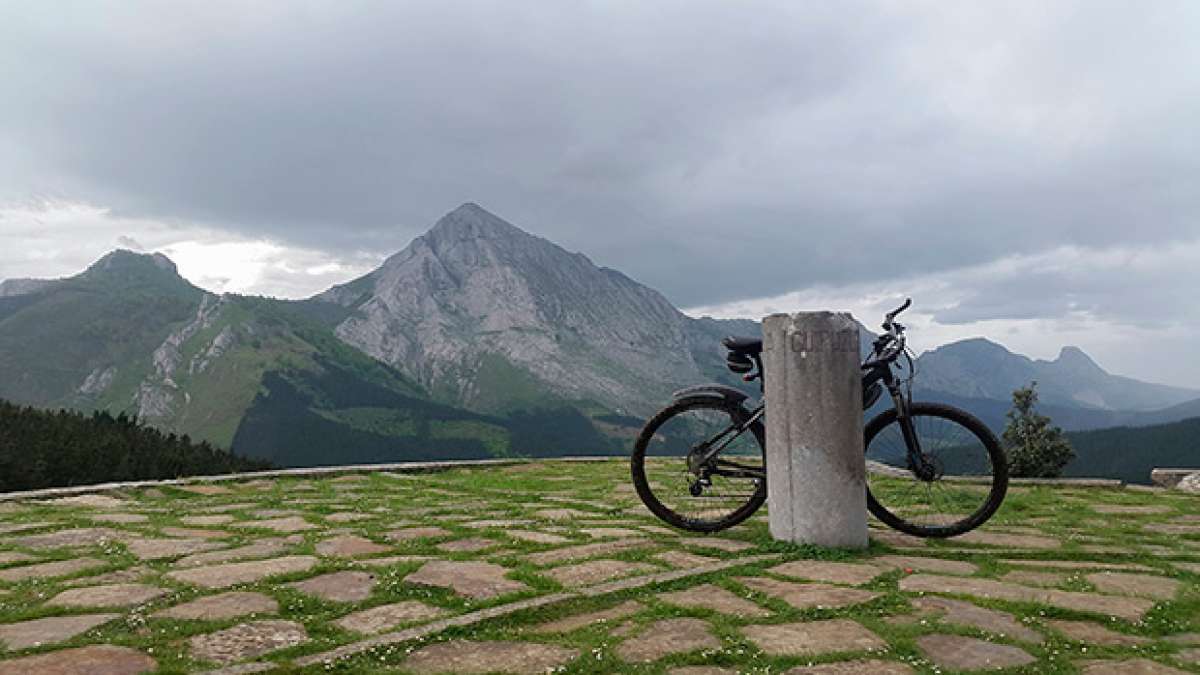 La foto del día en TodoMountainBike: 'A los pies del Amboto'