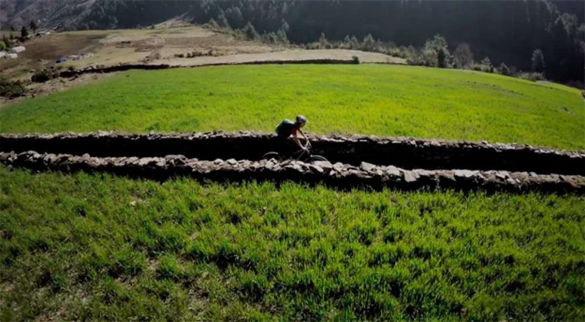 'Slow Down', o cómo escapar de la rutina diaria rodando por las maravillosas montañas de Nepal