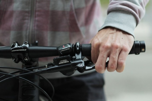 Stikk, tapones luminosos de puño para mejorar la visibilidad nocturna de los ciclistas