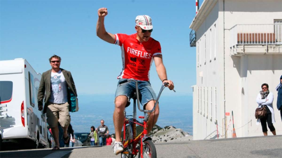 Subiendo el Mont Ventoux (adelantando a un pelotón de ciclistas) con una Raleigh Chopper de los años 70