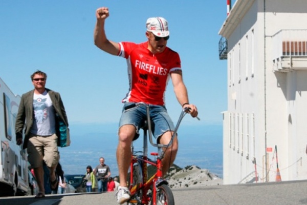 Subiendo el Mont Ventoux (adelantando a un pelotón de ciclistas) con una Raleigh Chopper de los años 70