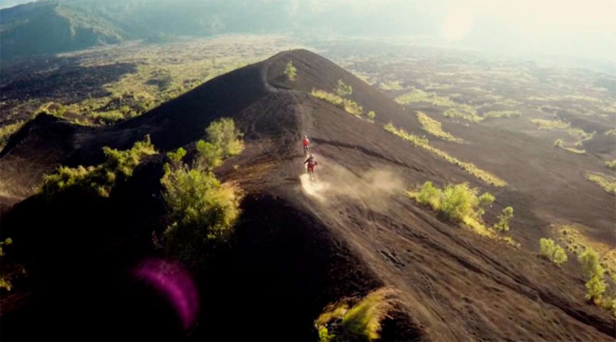 Practicando Mountain Bike en la isla de Bali (Indonesia)