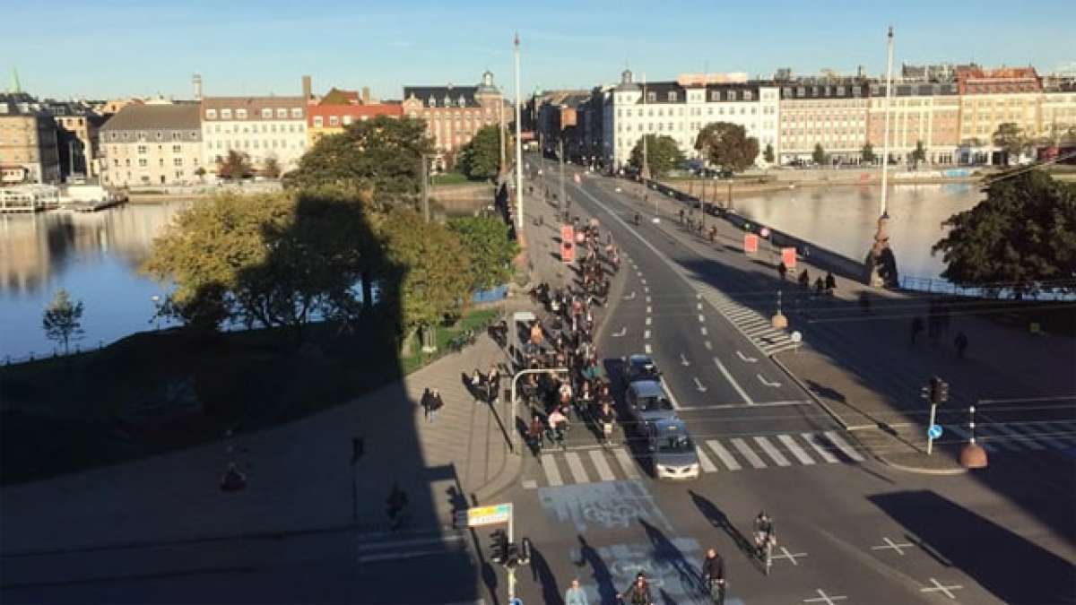 Cientos de bicicletas y algún que otro coche: Así es el tráfico en Copenhague (Dinamarca)