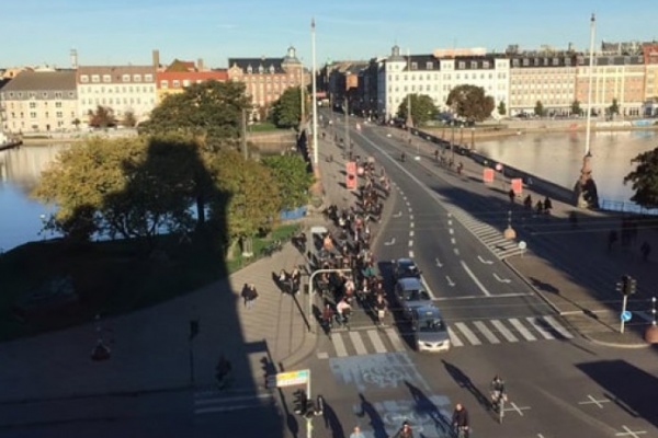 Cientos de bicicletas y algún que otro coche: Así es el tráfico en Copenhague (Dinamarca)