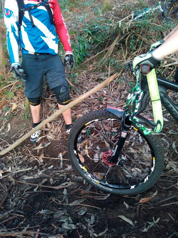 Estacas de madera para 'empalar' ciclistas en los montes de Gondomar (Galicia)