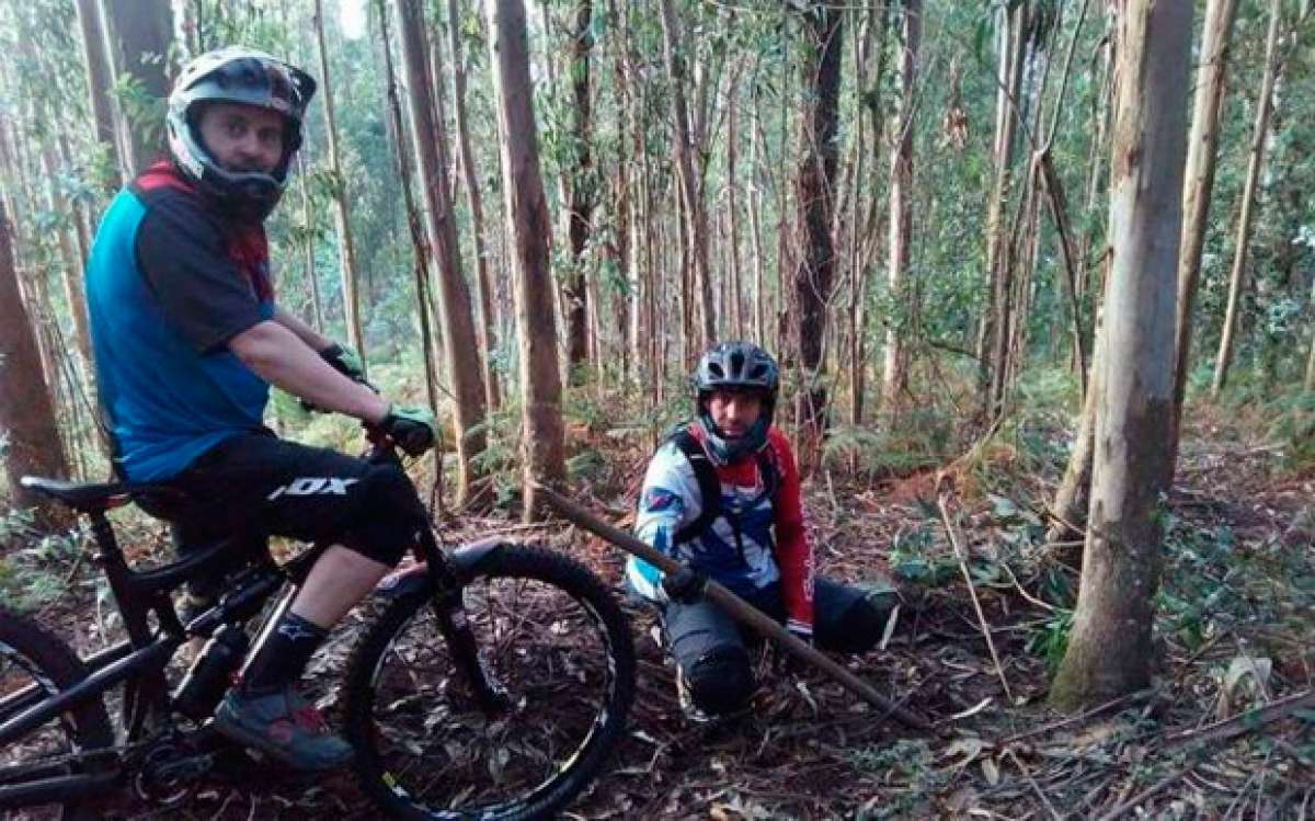 Estacas de madera para 'empalar' ciclistas en los montes de Gondomar (Galicia)