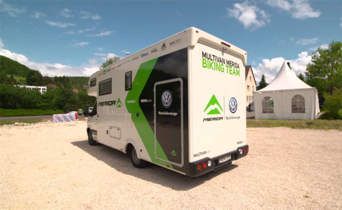 Así se transforma una autocaravana en un vehículo de asistencia oficial del Multivan Merida Biking Team
