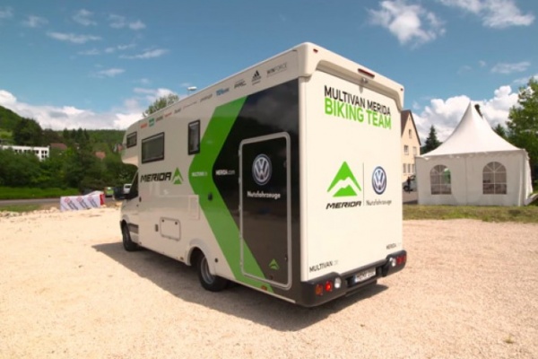 Así se transforma una autocaravana en un vehículo de asistencia oficial del Multivan Merida Biking Team