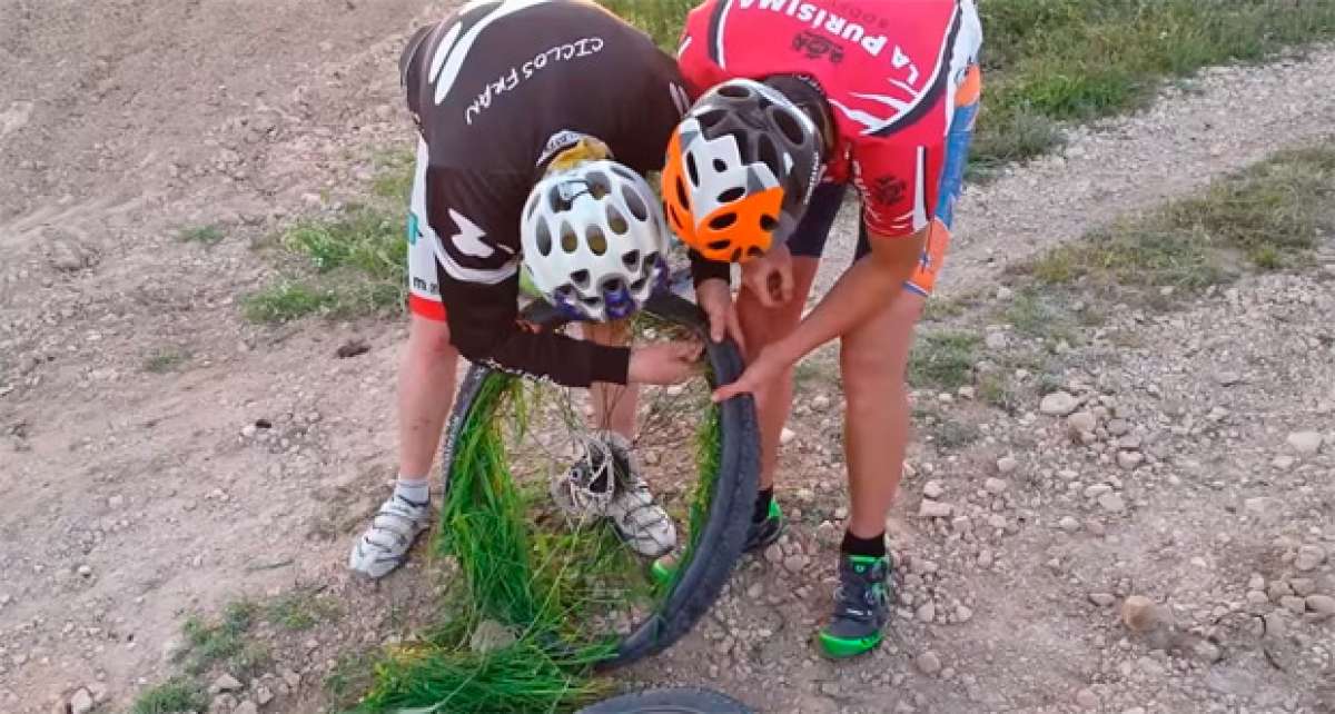 En TodoMountainBike: Así se arregla un pinchazo de Tubeless utilizando hierba del campo