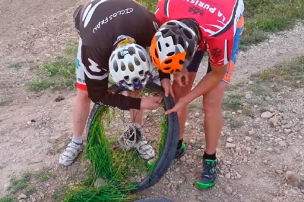 Así se arregla un pinchazo de Tubeless utilizando hierba del campo
