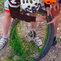 Así se arregla un pinchazo de Tubeless utilizando hierba del campo