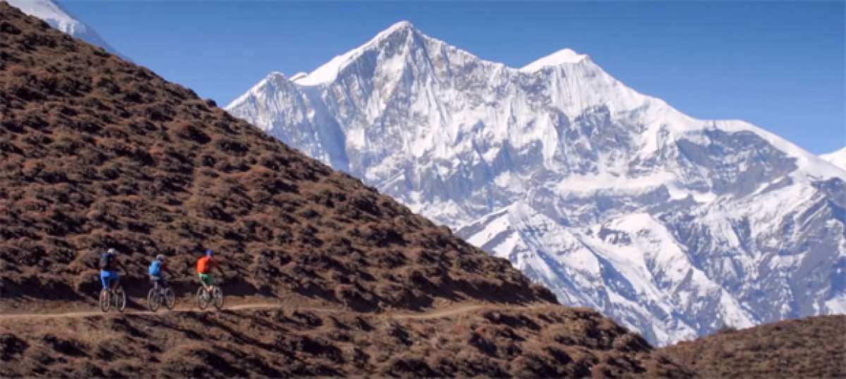 Practicando Mountain Bike en Nepal con los chicos de VAUDE