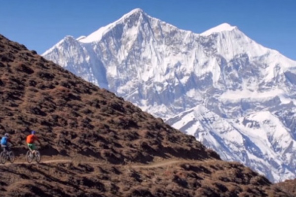 Practicando Mountain Bike en Nepal con los chicos de VAUDE