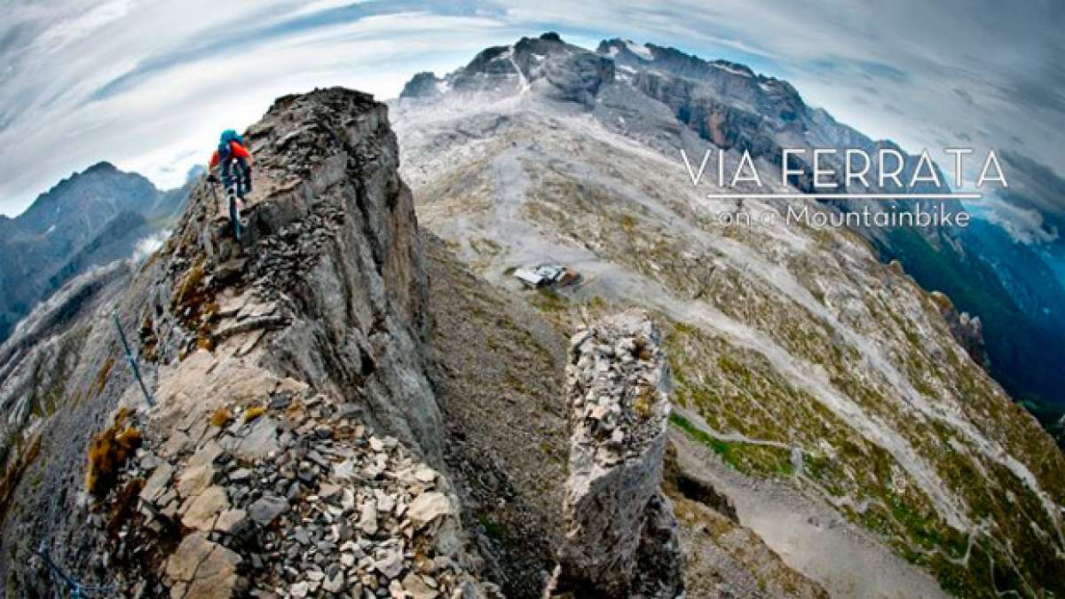 Haciendo una vía ferrata en los Dolomitas... sobre una bicicleta de montaña