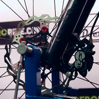 Cómo eliminar los molestos ruidos de los frenos de una bicicleta de montaña