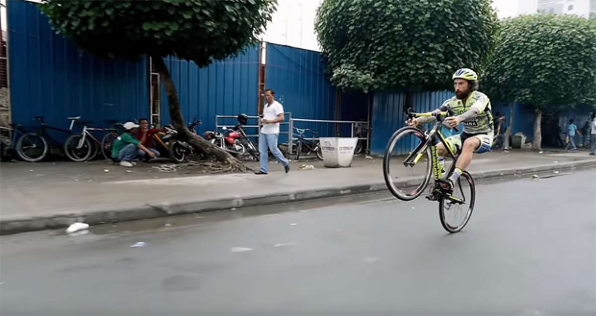 En TodoMountainBike: Bike Trial sobre una bicicleta de carretera por las calles de Manila con Vittorio Brumotti