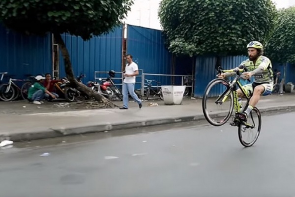 Bike Trial sobre una bicicleta de carretera por las calles de Manila con Vittorio Brumotti