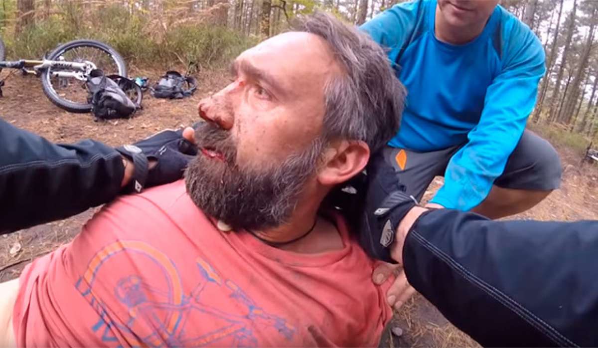 Espeluznante accidente de un ciclista, o por qué el casco nos puede salvar la vida