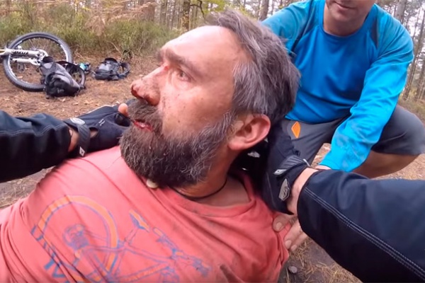Espeluznante accidente de un ciclista, o por qué el casco nos puede salvar la vida