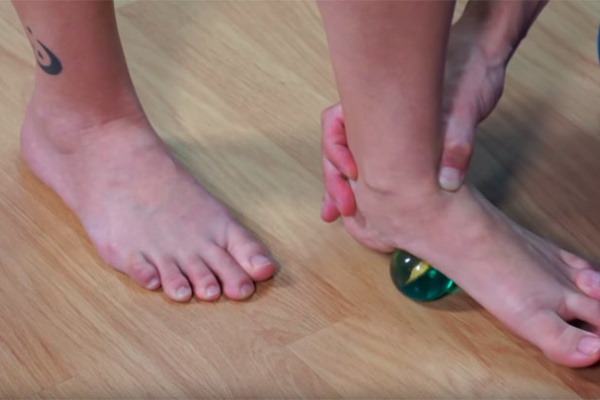 Automasaje con una pelota, un método efectivo para aliviar la musculatura de los pies